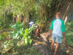 Babinsa Koramil 0810/19 Jatikalen Bersama Warga Bersihkan Gorong-Gorong di Desa Dlururejo