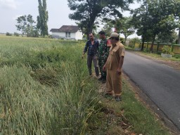 ANGGOTA KORAMIL 18/NGETOS SALURKAN BANSOS DALAM RANGKA HUT TNI KE-80