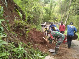 BABINSA KORAMIL NGETOS BERSAMA BPBD DAN WARGA KERJA BAKTI