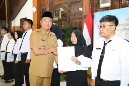 Ribuan Guru Honorer Resmi Beralih Jadi PPPK Paruh Waktu, Bupati Gatut Ajak Tumbuhkan Semangat Baru