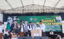 Ribuan Warga Meriahkan Jalan Sehat Bersarung dalam Peringatan Hari Santri Nasional 2025 di Nganjuk