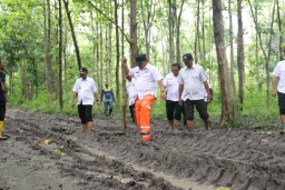 Viral Jalan Rusak Siswa SD Jatikalen Bupati Marhaen Turun ke Lokasi, Pastikan Akses Warga Segera Mulus