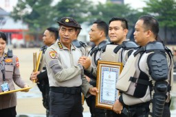 Kapolres Blitar Raih Dua Penghargaan Bergengsi di Apel Kasatwil 2025