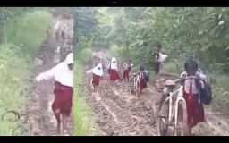 Viral! Siswa SD di Jatikalen Terjang Jalan Rusak Berlumpur Setiap Hari Akses Satu-satunya Dari Rumah Menuju Sekolah "Tolong Benerin Jalan Saya, Pak Presiden!"