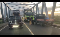 Mobil Pick-up VS Truk di Jembatan Kertosono Begini Keadaan Sopirnya