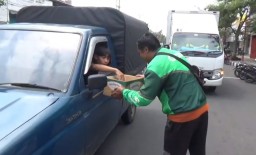 Salut! Komunitas Ojol Nganjuk Turun ke Jalan Galang Dana untuk Korban Erupsi Semeru