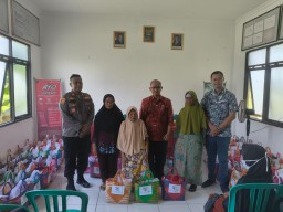 PT. GFT Indonesia Investment Bagikan Ratusan Paket Sembako, Wujud Kepedulian kepada Warga Geneng Ngawi