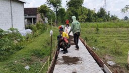 Babinsa Koramil 0810/06 Kertosono Dukung Program Pavingisasi di Desa Drenges
