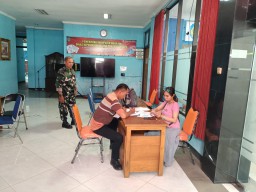 Kodim 0810/Nganjuk Fasilitasi Warga dalam Pembuatan Akta Kelahiran di Hari Juang TNI AD 2025