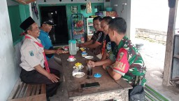 Babinsa Laksanakan Komsos dengan PPL Pertanian, Sinergi untuk Meningkatkan Hasil Pertanian Bersama Masyarakat dan tokoh Masyarakat yg lain