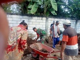 Babinsa Bantu Warga Gotong Royong Pembersihan Lingkungan