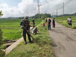 Babinsa Koramil 0810/18 Ngetos dan Warga Desa Kweden Gelar Gotong Royong Bersihkan Lingkungan