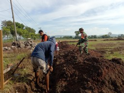 Babinsa Koramil 0810/15 Rejoso Laksanakan Pengawasan dan Monitoring Pembangunan Koperasi Desa Kelurahan Merah Putih (KDKMP) di Wilayah Binaannya