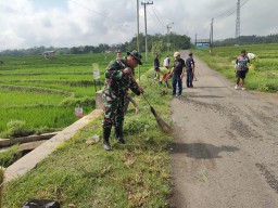 Kepala Desa, Babinsa &amp; RT/RW Melaksanakan Gotong Royong Bersihkan Jalan Desa