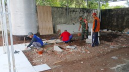 Babinsa Koramil 0810/05 Sawahan melaksanakan kegiatan Karbak Perbaiki rumah warga