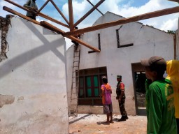 Babinsa Gelar Kerja Bakti Perbaikan Atap Rumah Warga di Desa Kampungbaru, Kecamatan Tanjunganom