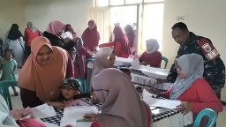 Wujudkan Balita Sehat, Babinsa Koramil 0810/03 Loceret Dampingi Pelaksanaan Posyandu Balita di Desa Binaan