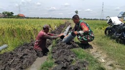 Babinsa Kedungsoko Bantu Petani Pasang Instalasi Pipa Air Sumur Dalam