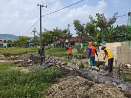 Sertu Gunawan Dampingi Pembangunan Koperasi Desa/Kelurahan Merah Putih di Desa Ngluyu