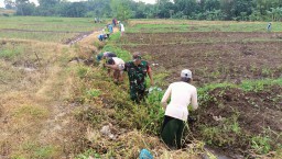 Babinsa Desa Mojo Duwur Melaksanakan Kerja Bakti Bersama Warga