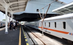 Antisipasi Lonjakan Penumpang Nataru 2025 di Stasiun Kertosono, KAI Operasikan Enam Perjalanan KA Tambahan