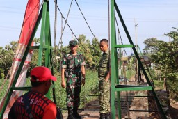 Dandim 0809/Kediri Pastikan Progres Jembatan Gantung Garuda Kecamatan Kepung Berjalan Lancar