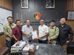 Catut Nama PWI untuk Peras Kades, Oknum Wartawan Gadungan Dilaporkan ke Polres Bojonegoro