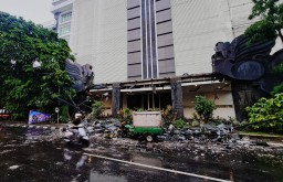 Cuaca Ekstrem di Lamongan, Gapura Kompleks Pemkab Roboh Diterjang Angin Kencang