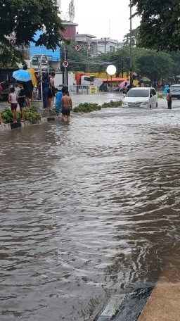 Hujan Lebat Banjiri Jalan Suhat Malang, Macet Mengular hingga 1 Kilometer