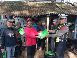 Puluhan Supeltas Kota Batu Terima Rompi untuk Dukung Kelancaran Lalu Lintas Jelang Nataru