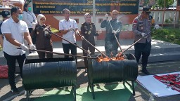 Kejari Jombang Musnahkan Barang Bukti 48 Perkara, Ribuan Pil Dobel L Dimusnahkan