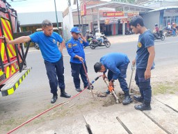 Alih-Alih Padamkan Kebakaran, Petugas Damkar Tulungagung Diminta Cari Kunci Motor yang Jatuh ke Parit