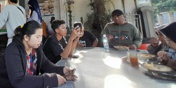 Malam Tahun Baru di Kediri, Warga Diajak Nikmati 2.000 Porsi Nasi Pecel Gratis di Jalan Stasiun