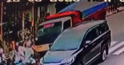 Dump Truk Menghantam Motor dan Toyota Yaris Dokter, Diduga Akibat Rem Blong