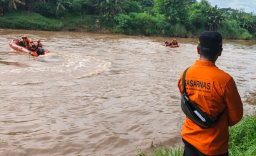 Hari Ke Dua Pencarian Pelajar Hanyut di Sungai Widas Gondang Nganjuk Tim SAR Menyisir Hingga Jembatan Lengkong
