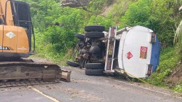 Truk Pengangkut Solar Terguling di JLS Tulungagung, Penanganan Masih Berlangsung