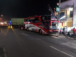 Kecelakaan di Jogoloyo Sumobito, Truk Hino Tabrak Bus yang Sedang Parkir