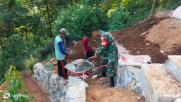 Antisipasi Longsor | Babinsa Bantu Pembuatan Tanggul Penahan Tanah di Kawasan Teras Siring