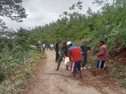 Babinsa Desa Kuncir Bersama Masyarakat Laksanakan Kerja Bakti Bersihkan Lingkungan