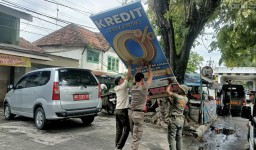 Sikat Habis Baliho Liar, Satpol PP Nganjuk Bersihkan Konstruksi Ilegal di Titik Ini