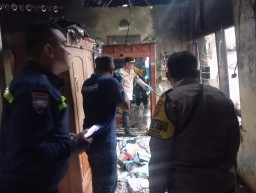 Tetangga Dengar Ledakan Lalu Rumah Tebakar Pasutri Tewas Terpanggang di Dalam Kamar