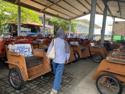 Ratusan Becak Listrik Bantuan Presiden Prabowo Siap Dibagikan ke Abang Becak Lansia di Blitar