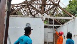 Diguyur Hujan Deras dan Angin Kencang, Sebuah Rumah di Tanjunganom Nganjuk Roboh