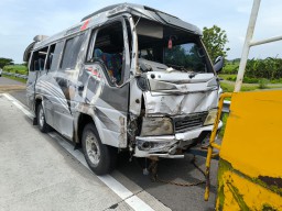 Pecah Ban di Tol Kertosono Microbus Rombongan Pengantin Terguling Tabrak Bus Peziarah Wali Songo