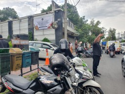 Jukir Liar Masih Berkeliaran Meski Parkir Berlangganan Berlaku di Tulungagung