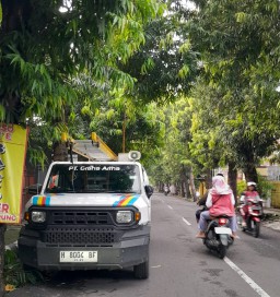 PLN UP3 Kediri Pangkas Pohon di Jalan Adi Sucipto untuk Antisipasi Gangguan Listrik