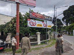 Satpol PP Kabupaten Kediri Tertibkan Reklame Liar dan Kedaluwarsa di Sejumlah Titik