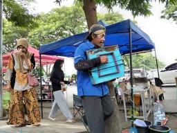 Di Tengah Hiruk Pikuk Kota, Pengamen Kediri Bertahan Hidup Ditemani Bass Betot Lawas