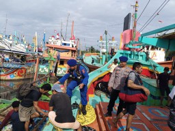 Kapal Nelayan Terbalik di Perairan Paciran Akibat Cuaca Ekstrem, Seluruh ABK Selamat