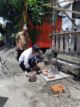 Warga RW 07 Kelurahan Kaliombo Kota Kediri Kompak Bangun Gapura Lingkungan